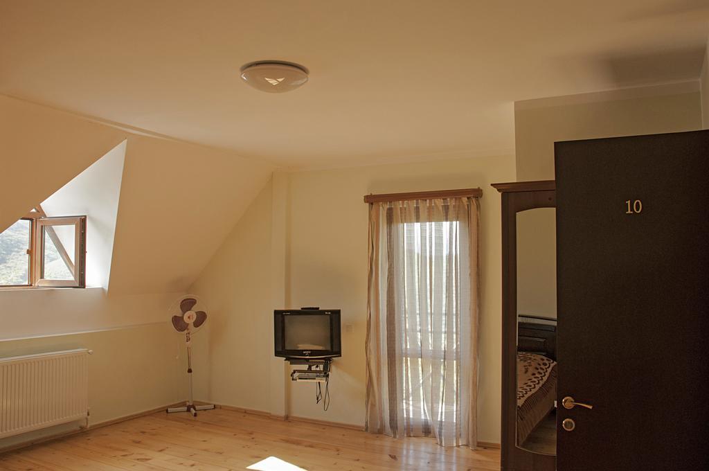 Galavnis Kari Hotel Signagi Buitenkant foto